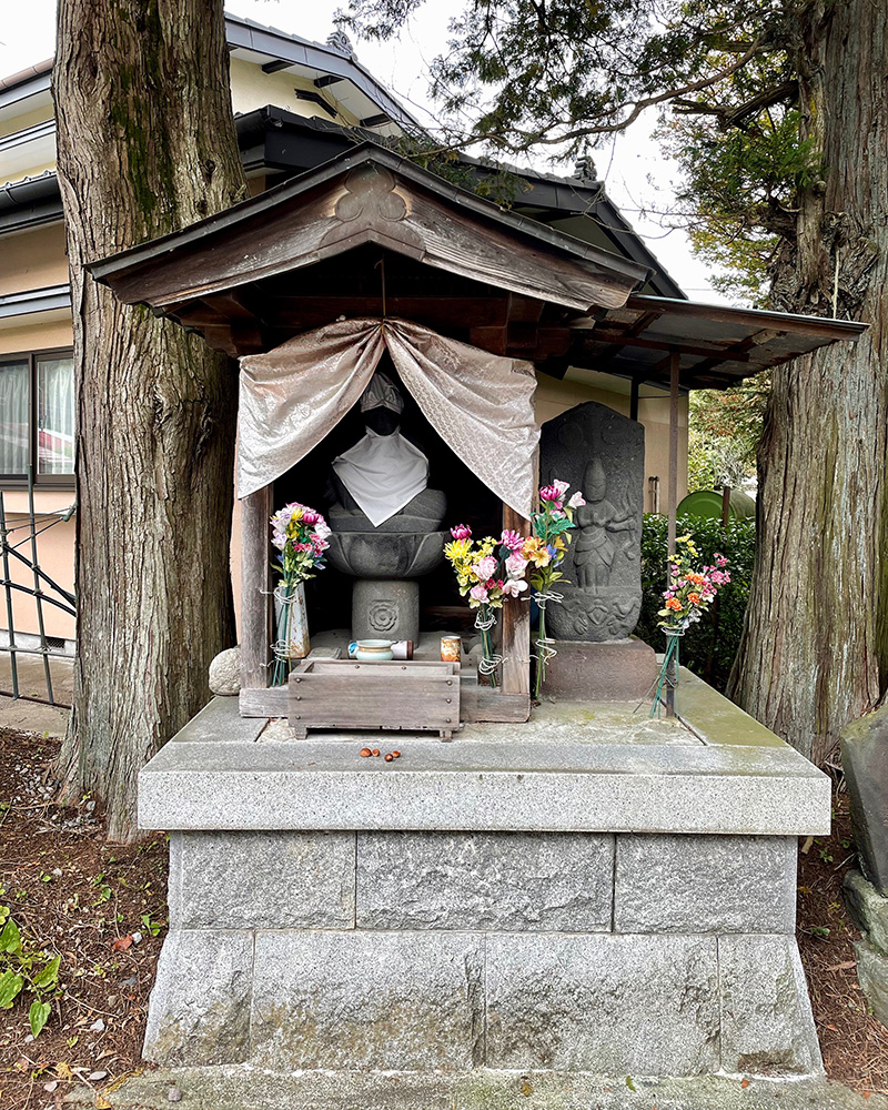 小松三郎左衛門を祀る「にょうり様」の写真