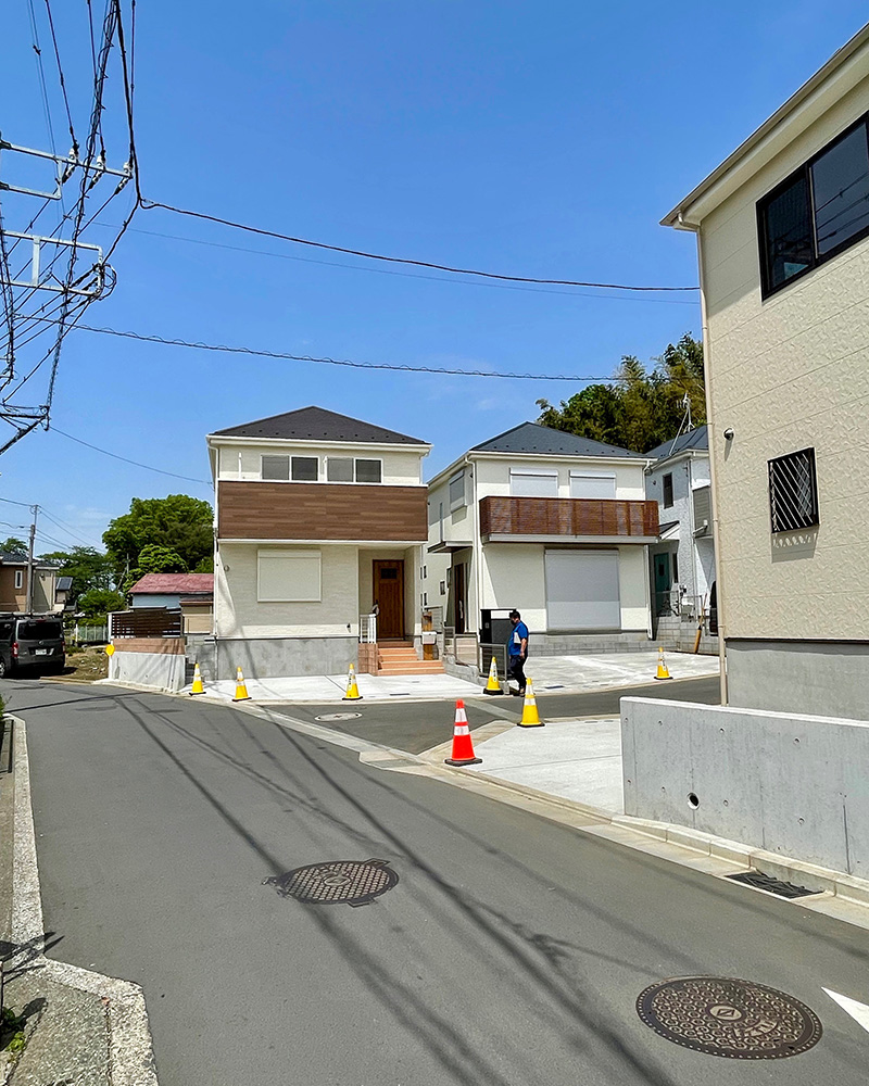 鎌倉街道沿いに建つ新築の家々の写真