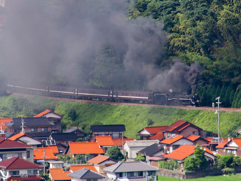 津和野を駆け抜けるSLの写真