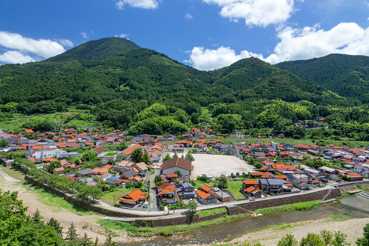 箱庭のような街並み、時間の流れが緩やかな津和野の写真