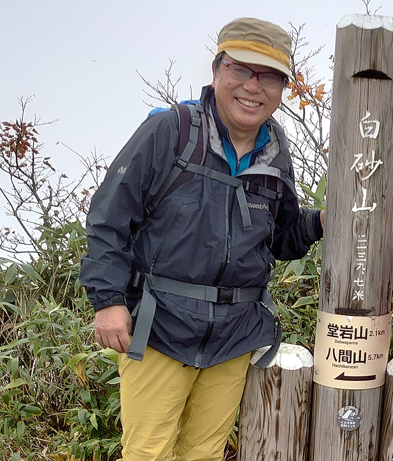 白砂山山頂に立つ写真