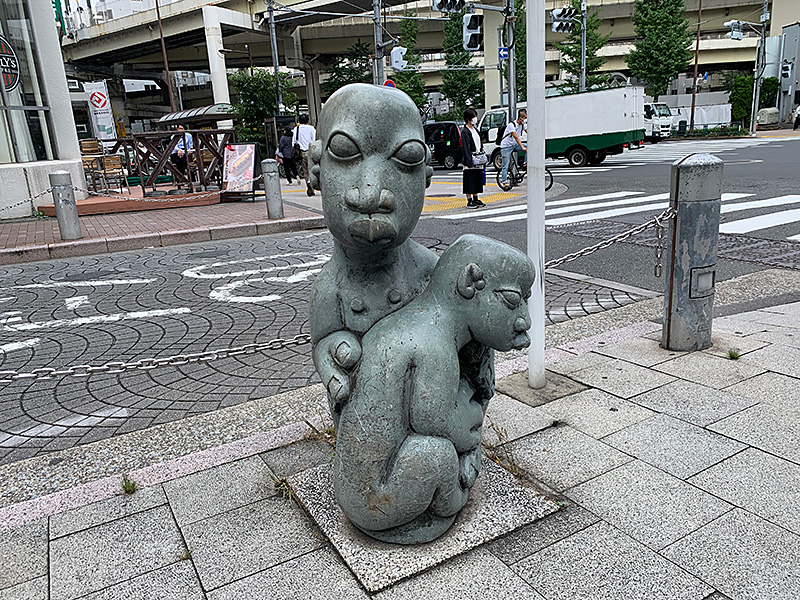シュールな像の写真