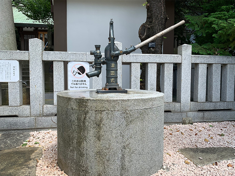 手押し井戸ポンプの写真