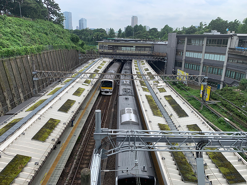 四谷見附橋から見た電車の写真