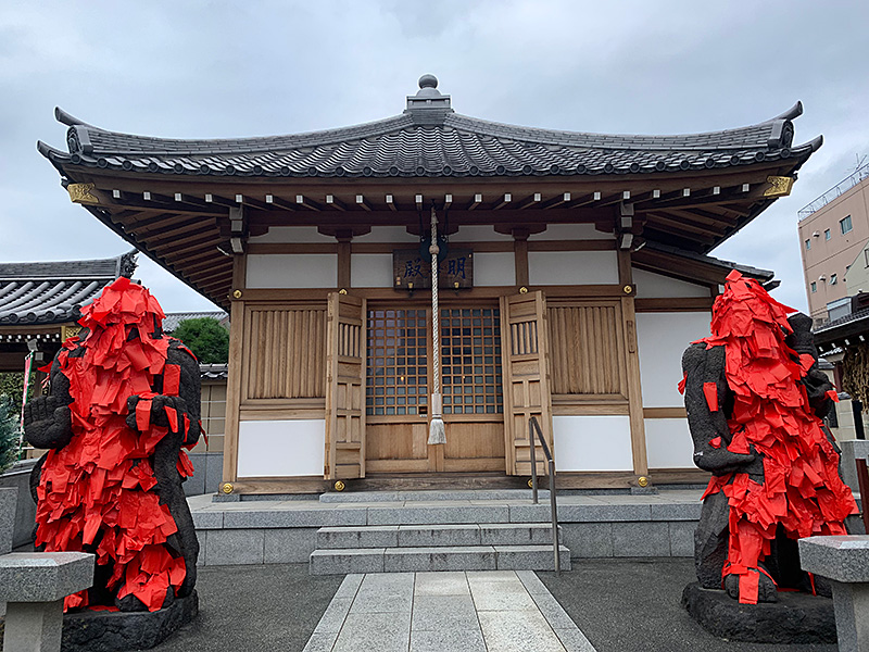 東覚寺の赤紙仁王尊の写真1