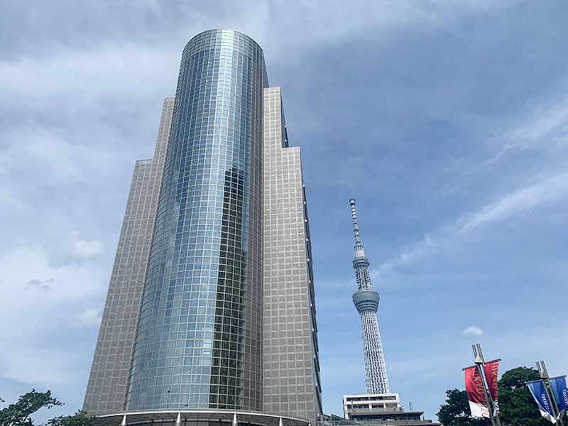 墨田区役所とスカイツリーの写真