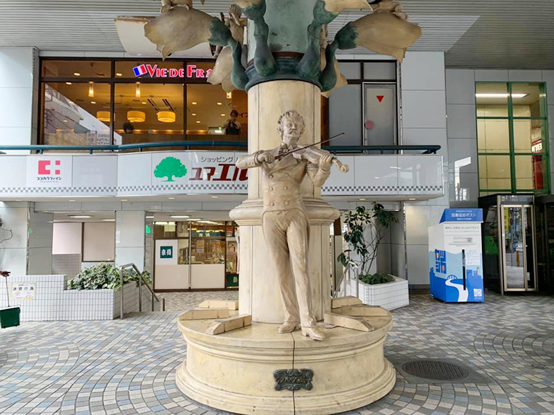 青砥駅のバイオリンを弾く像の写真