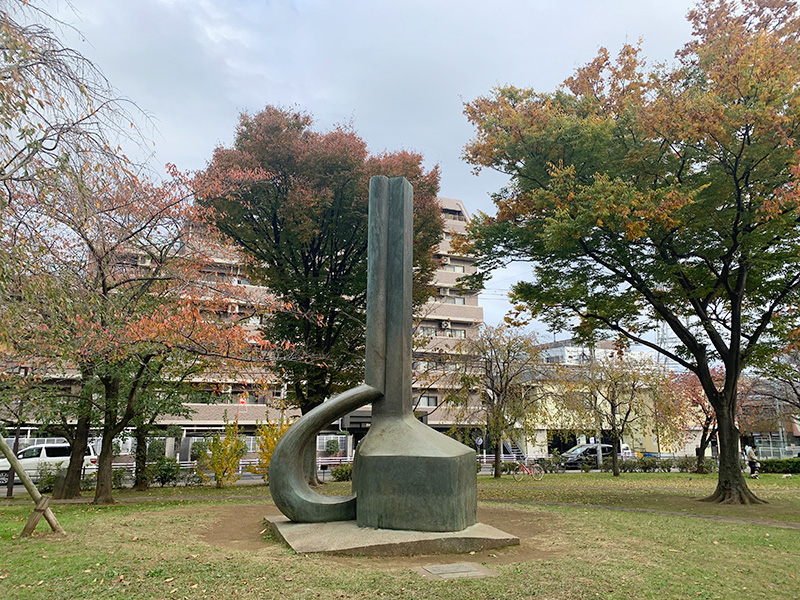 区役所駐車場横の公園アートの写真