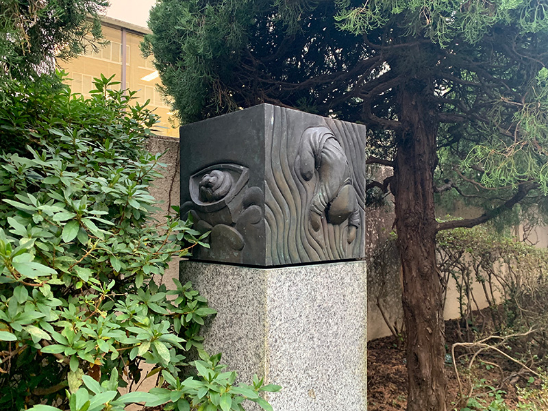 江戸川区役所横の通りにあるオブジェの写真