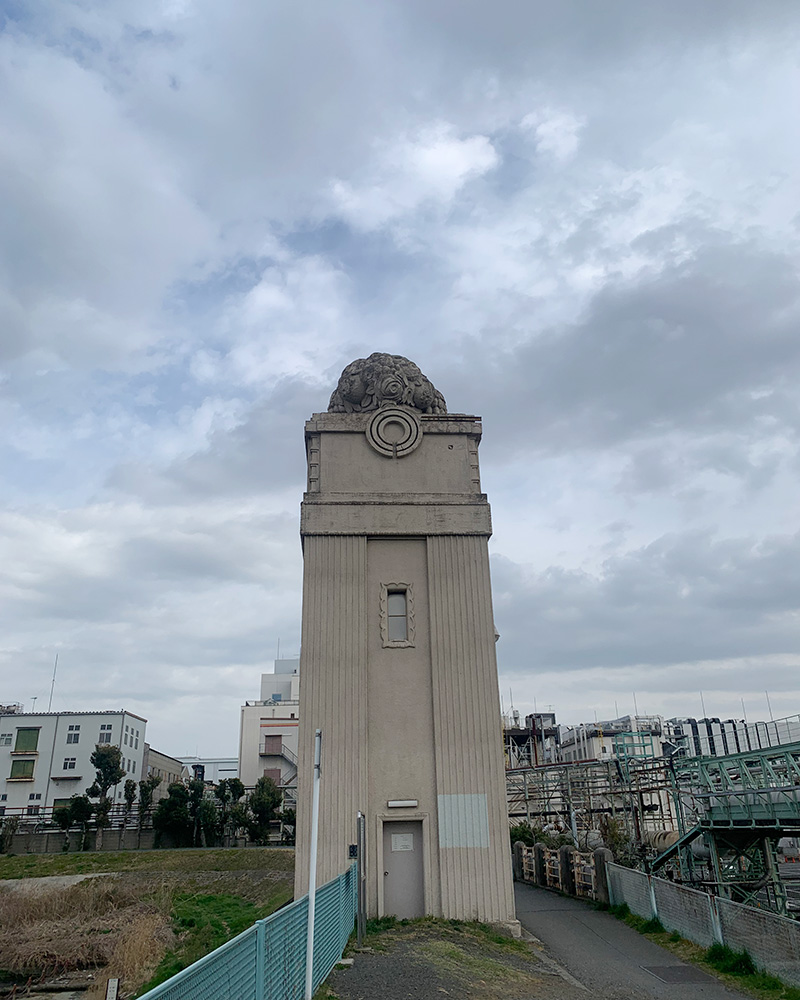 多摩川沿いの建物の写真