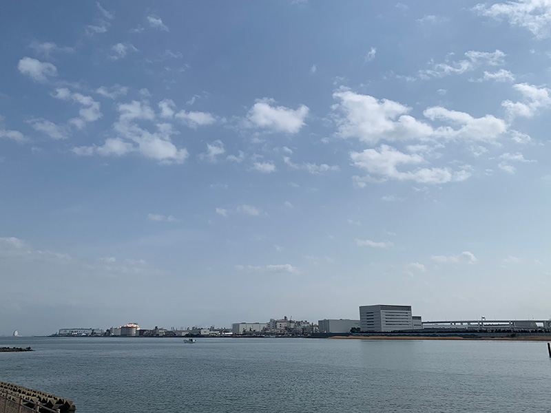 遠く向こうには海ほたるの写真