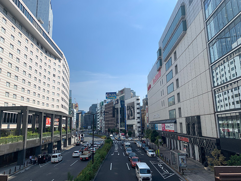 青山通り交差点にかかる歩道橋からの写真