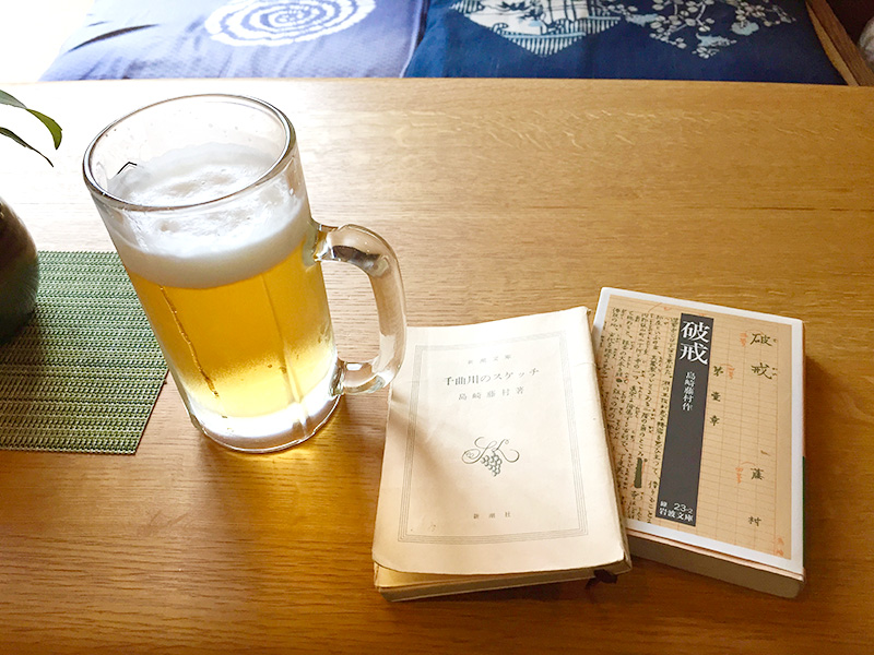 ビールのおつまみに読書の写真