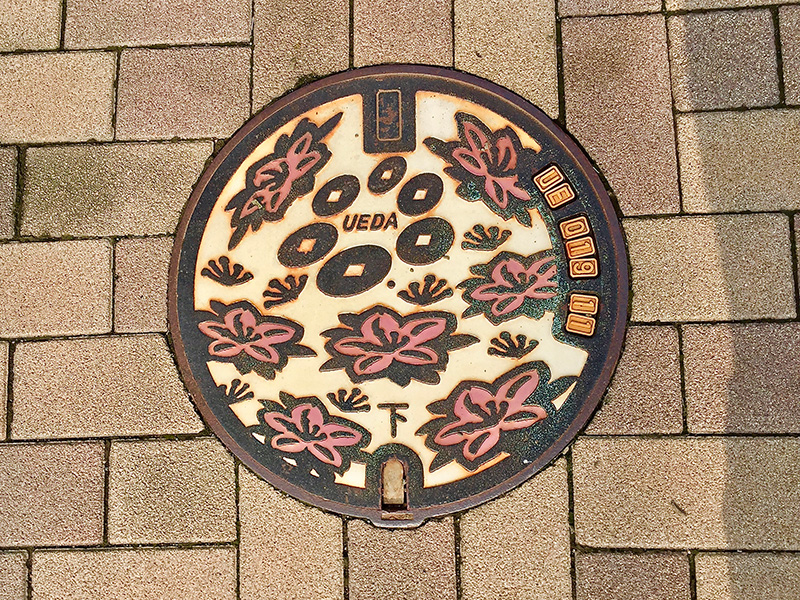 マンホールの蓋の写真