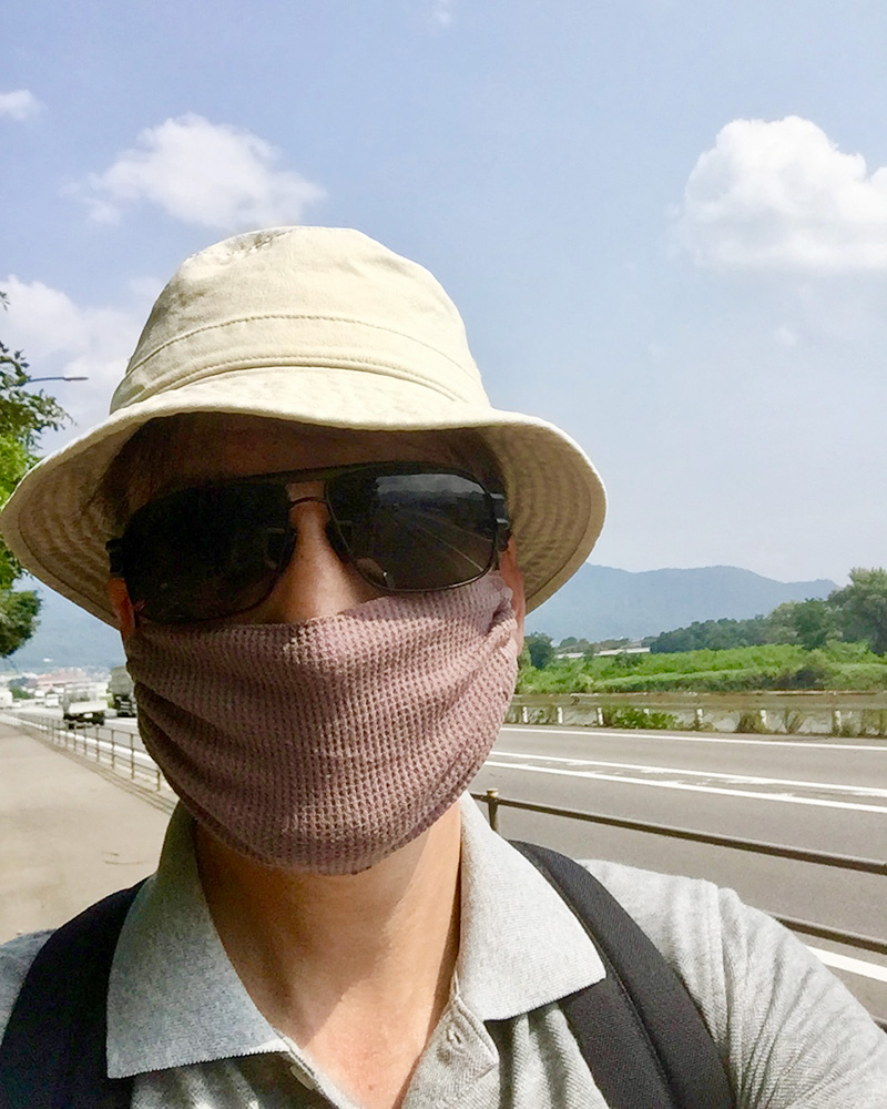 マスクをする筆者の写真