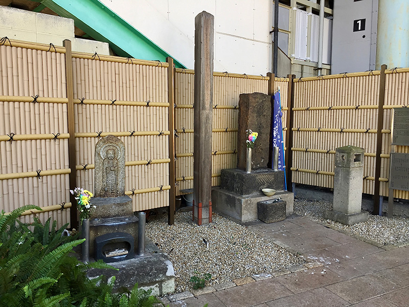 八丁綴の無縁仏の写真