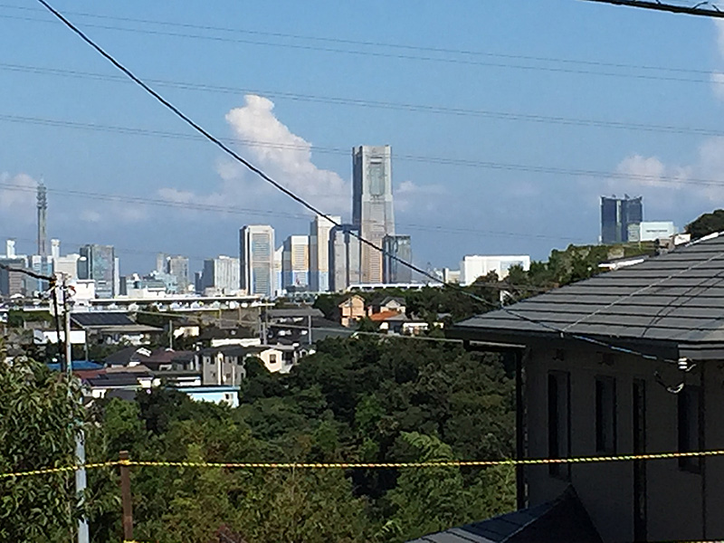 権太坂の中腹からみなとみらいが見える写真
