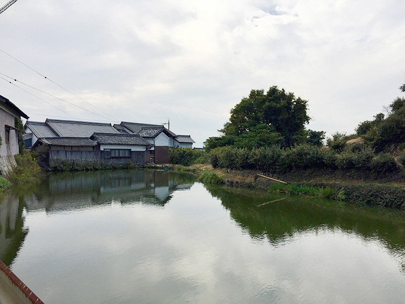 大きな濠がある集落の写真