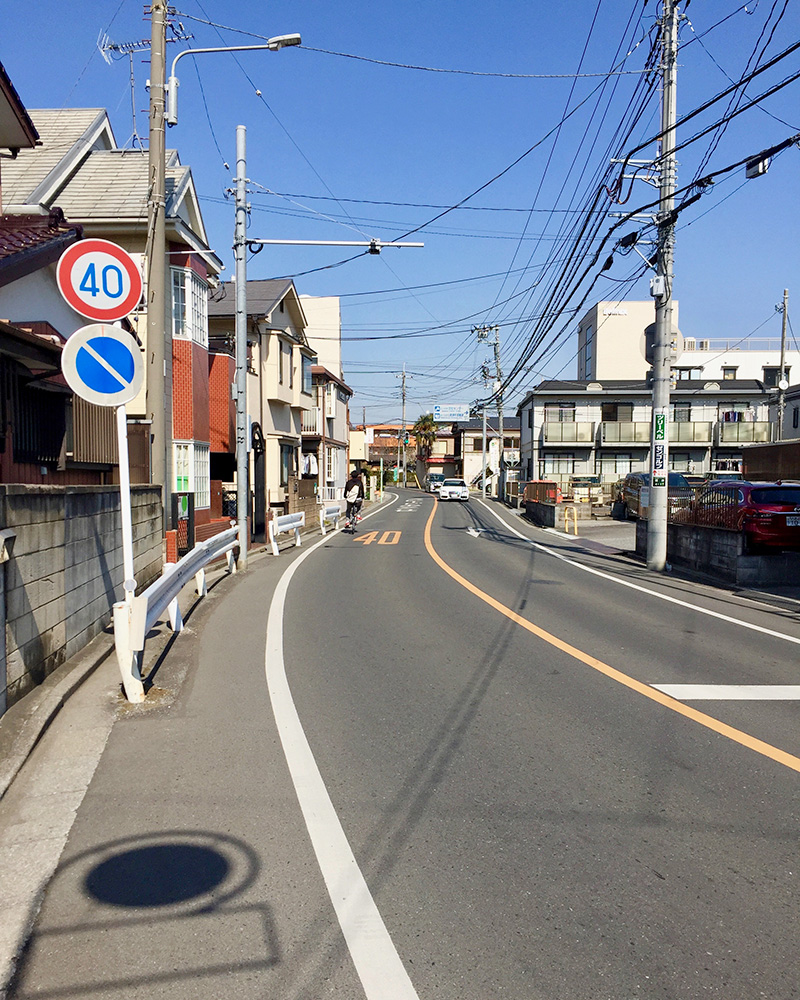 旧街道特有のくねった道の写真