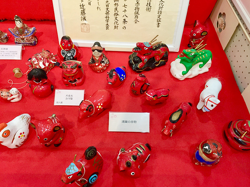 「赤物」と呼ばれる玩具の写真