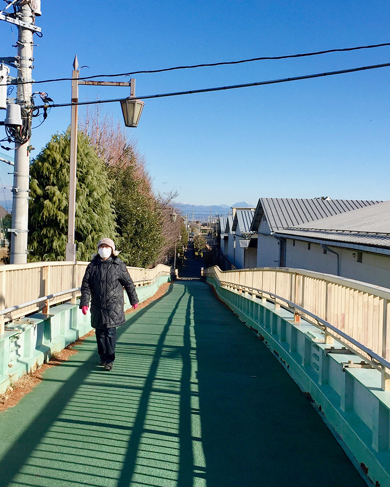 この女性に、遠くに見える山の名前を尋ねた写真