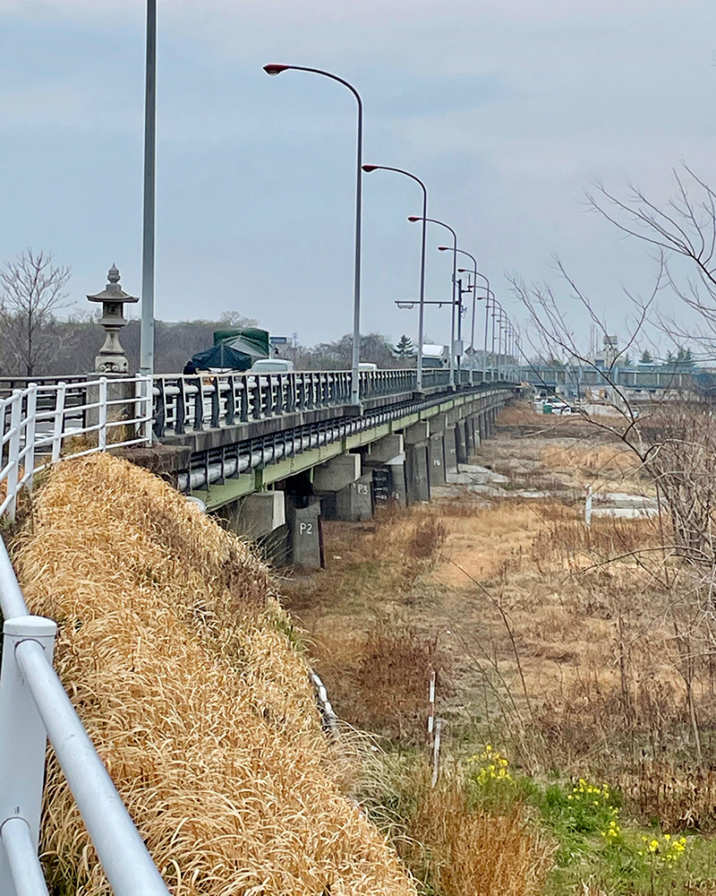 神流川を渡っていく写真
