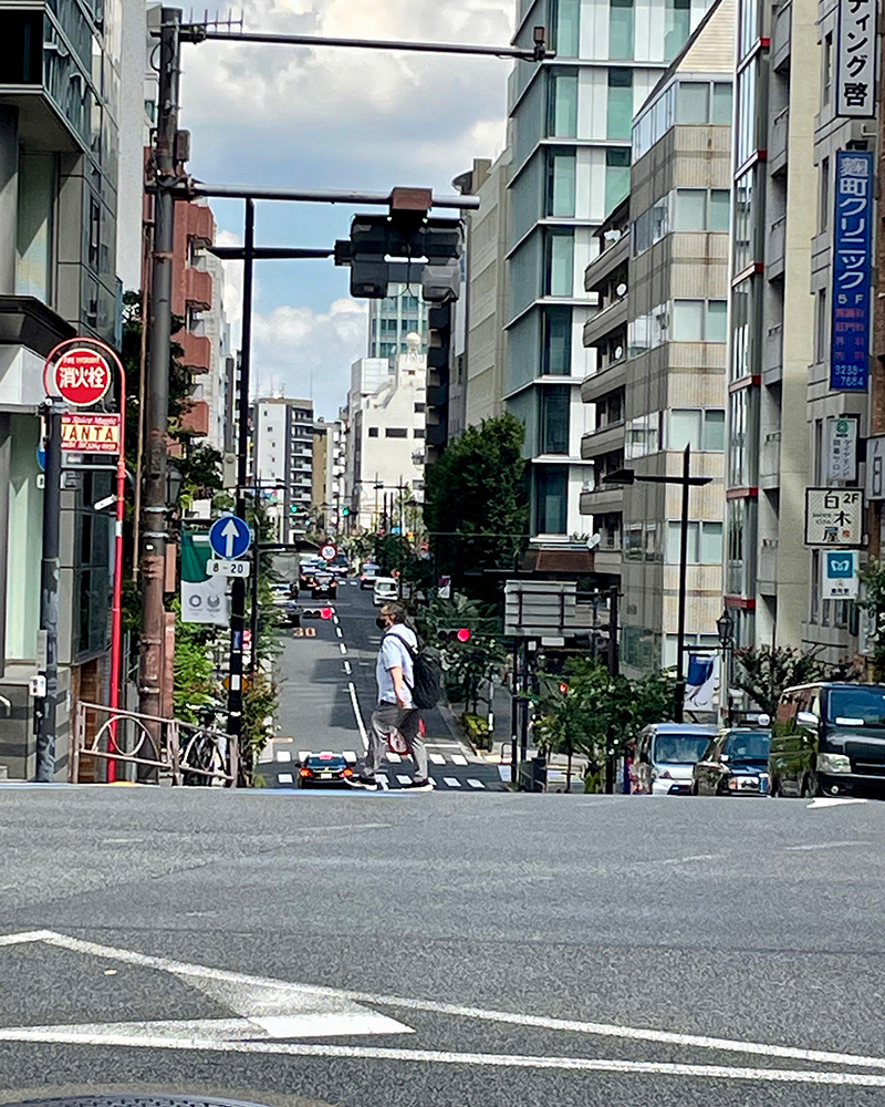 麹町を歩く写真