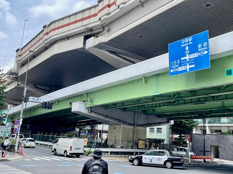 首都高の「屋根」の下、甲州街道が続いていく写真