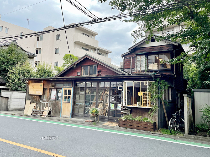 芦花公園駅のあたり、ようやく静かな道になってきた写真