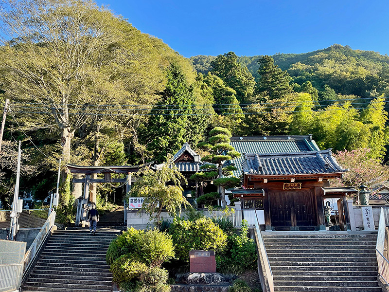 右が慈眼寺、左が與瀬神社の写真