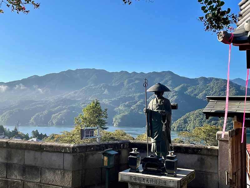 慈眼寺の境内から美しい相模湖が見えた写真