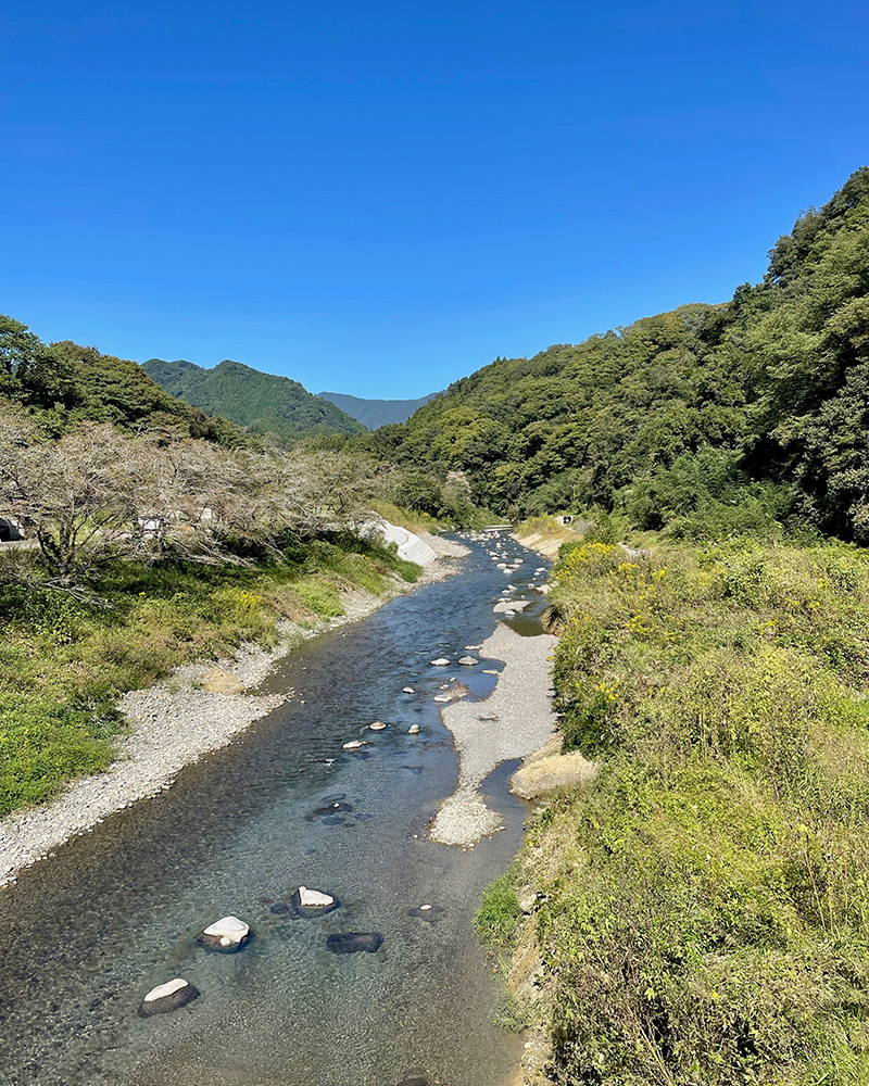 水も空も山々も清らかだの写真
