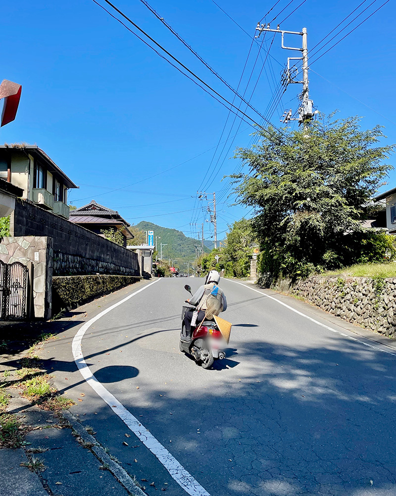 鶴川宿を進んでいく写真