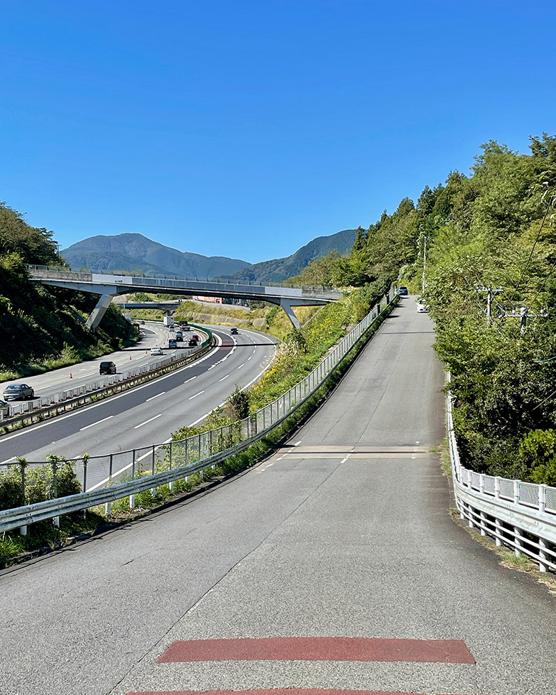中央自動車道に寄り添うように旧甲州街道が続いていく写真