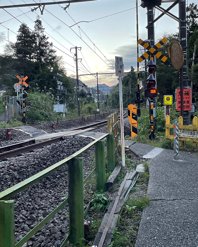 甲州街道の踏切を越える写真
