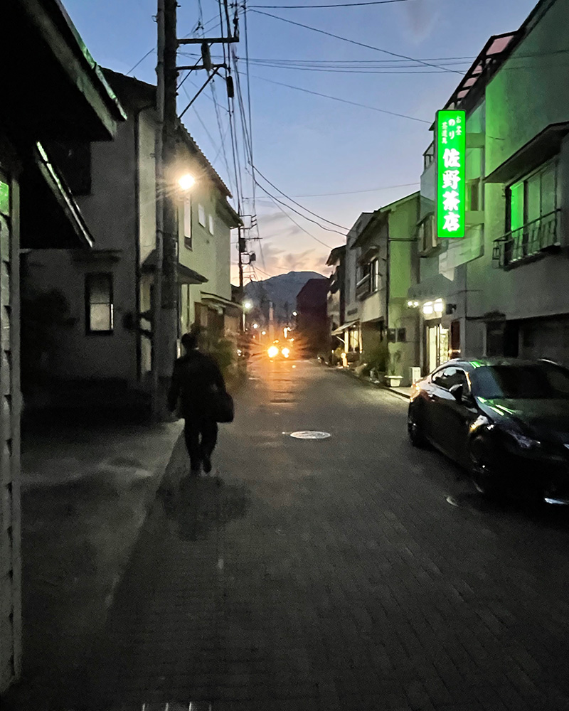 大月宿に入る写真