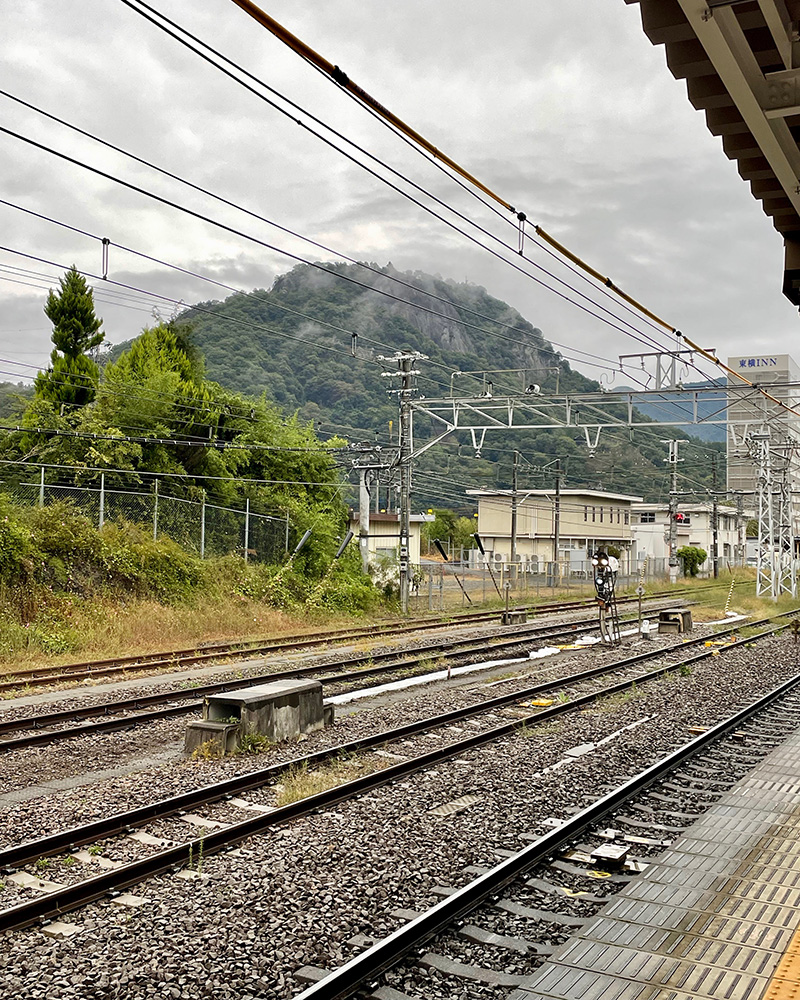 大月駅のホームから見えた岩殿山の写真