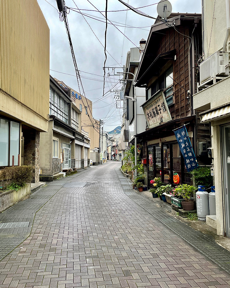 大月駅前の旧甲州街道の写真