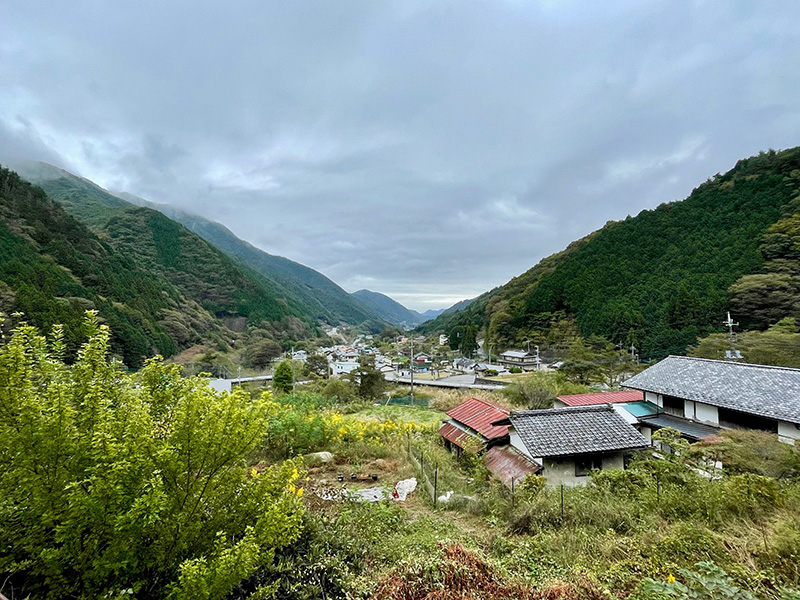 笹子峠入口から、これまで歩いてきた道のりを振り返る写真