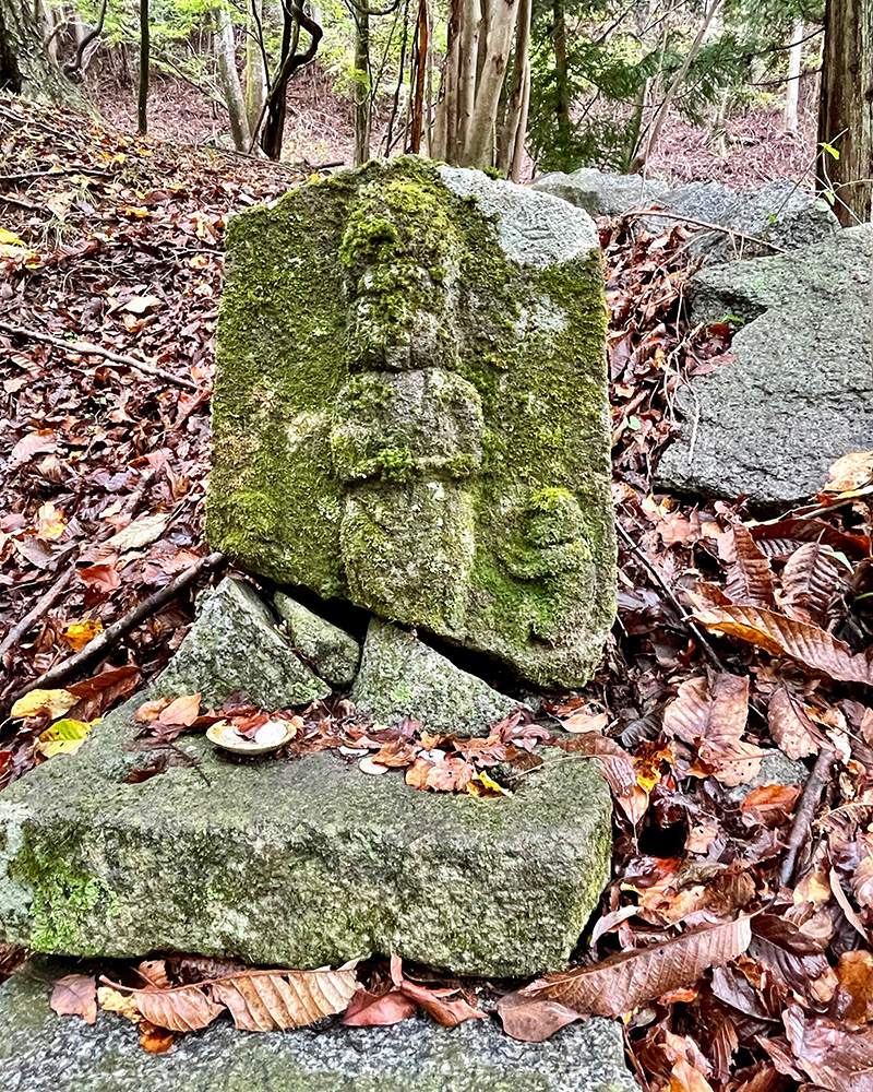 苔むした石仏の写真
