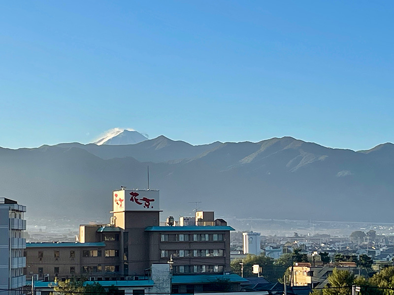 ホテルの窓から富士山が見えた写真