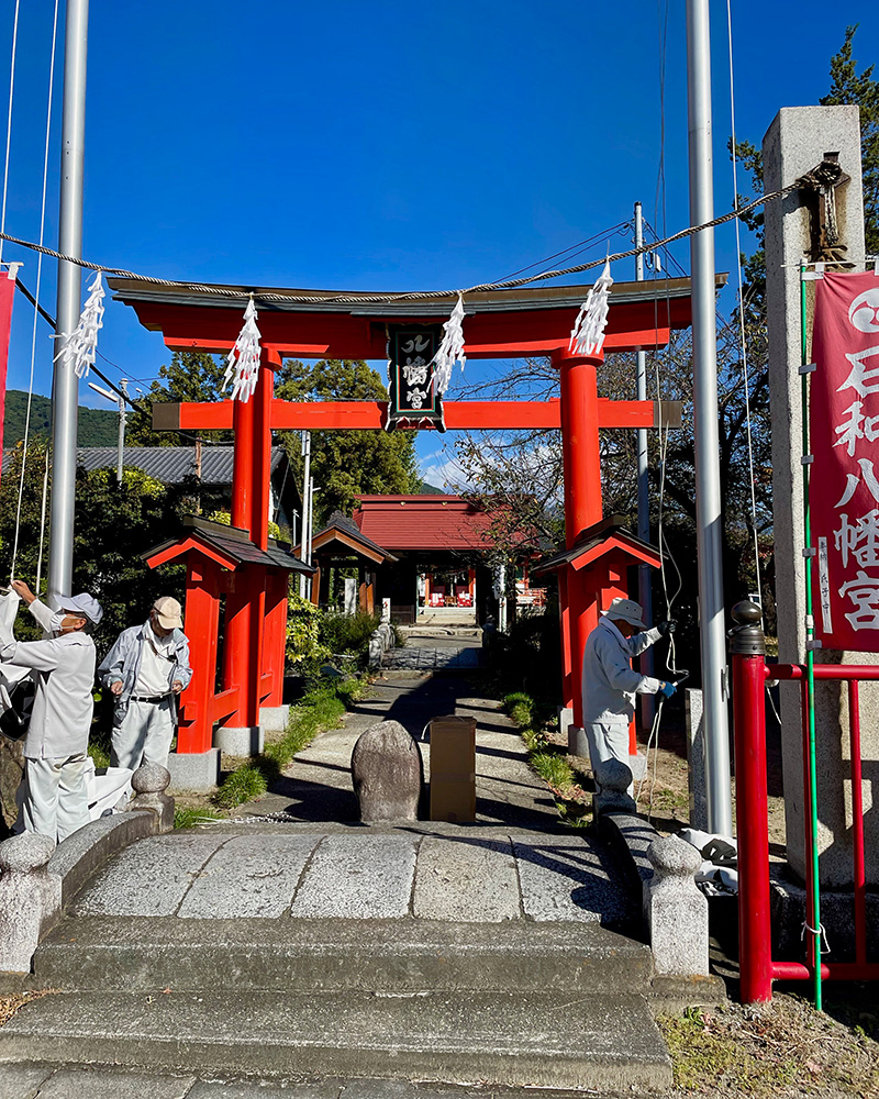 石和八幡宮、氏子たちが清掃していた写真