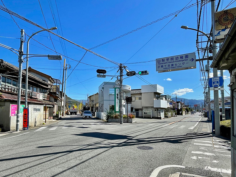 山崎三叉路、左に続く道が青梅街道の写真