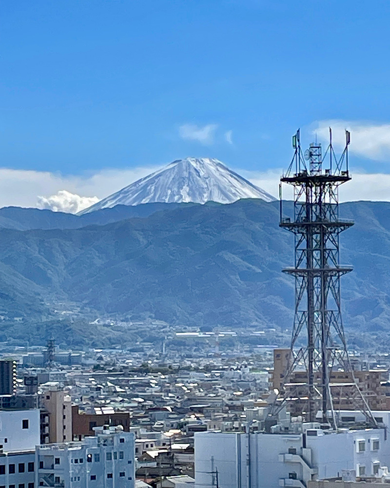 本丸から見た富士山、たしかにホオズキのように見える写真