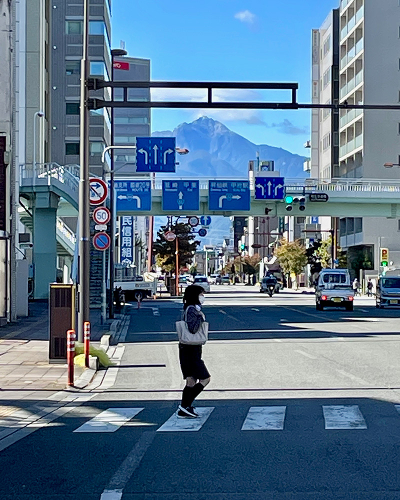 この交差点であの山の名前がわかった写真