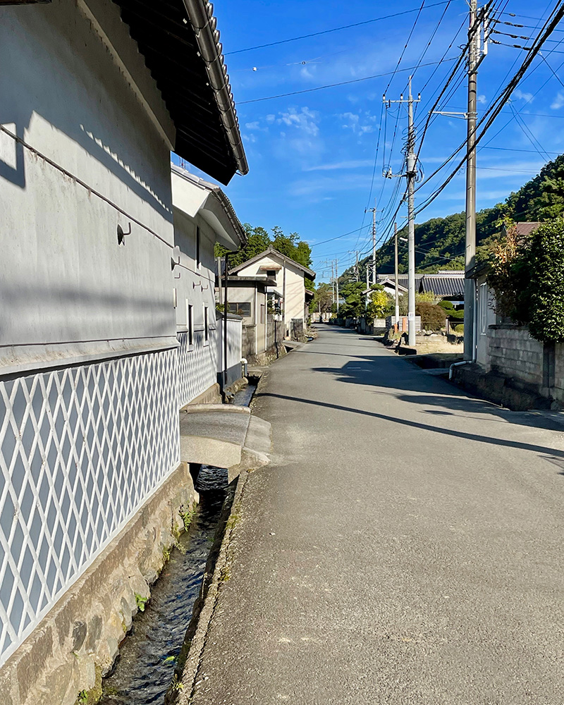 山あいの道を進んでいく写真
