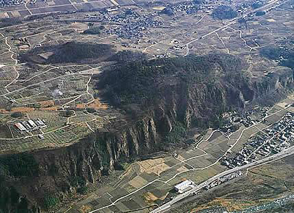 新府城跡の航空写真、崖の下を通るのが甲州街道(出典:韮崎市)の写真