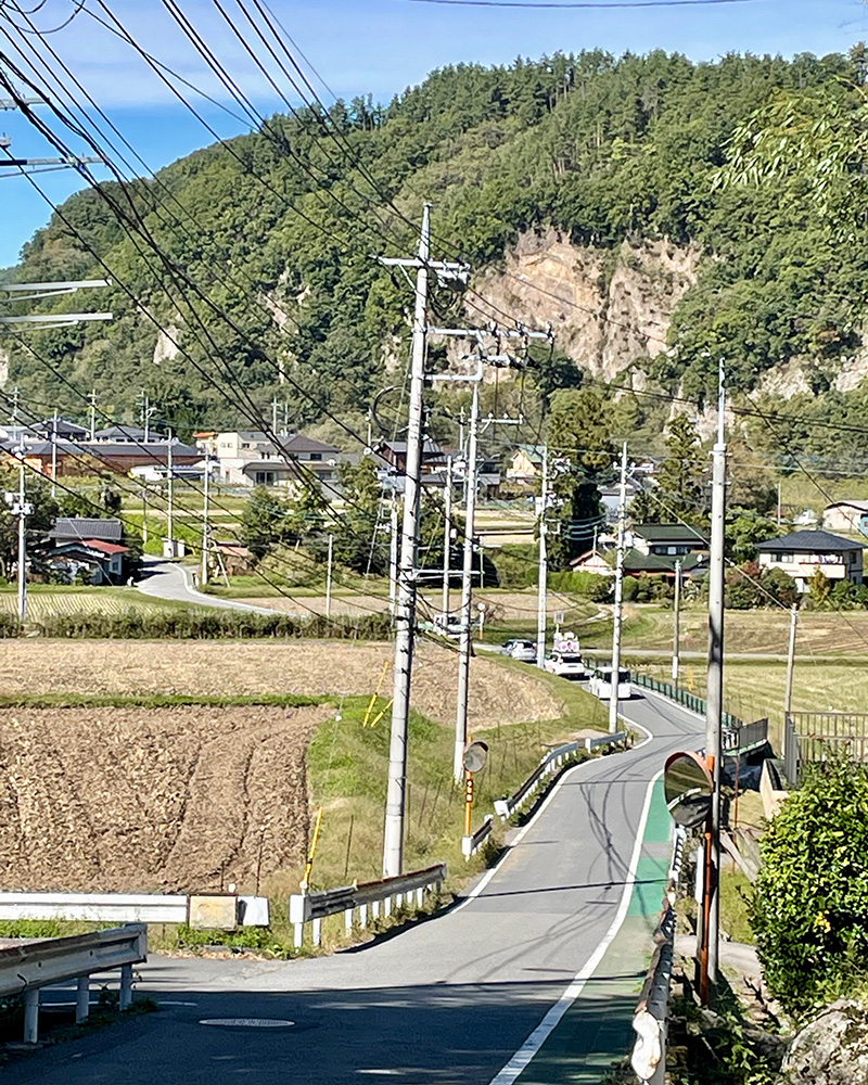 選挙カーが通り過ぎていった写真