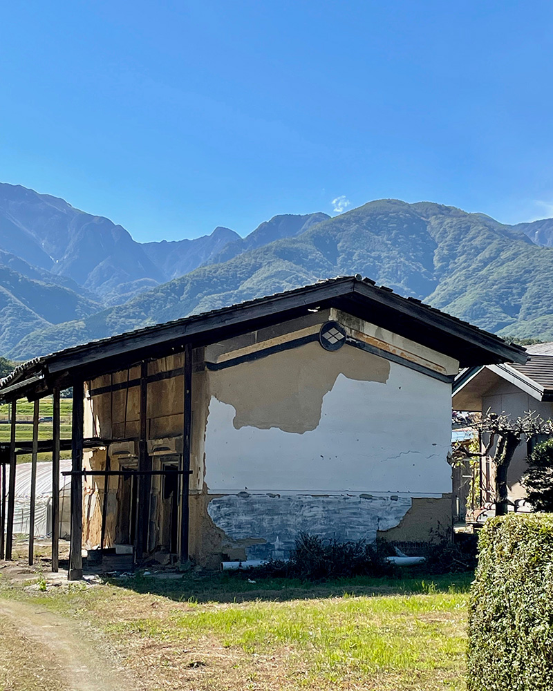 昔の土蔵、武田家の家紋が残っている写真