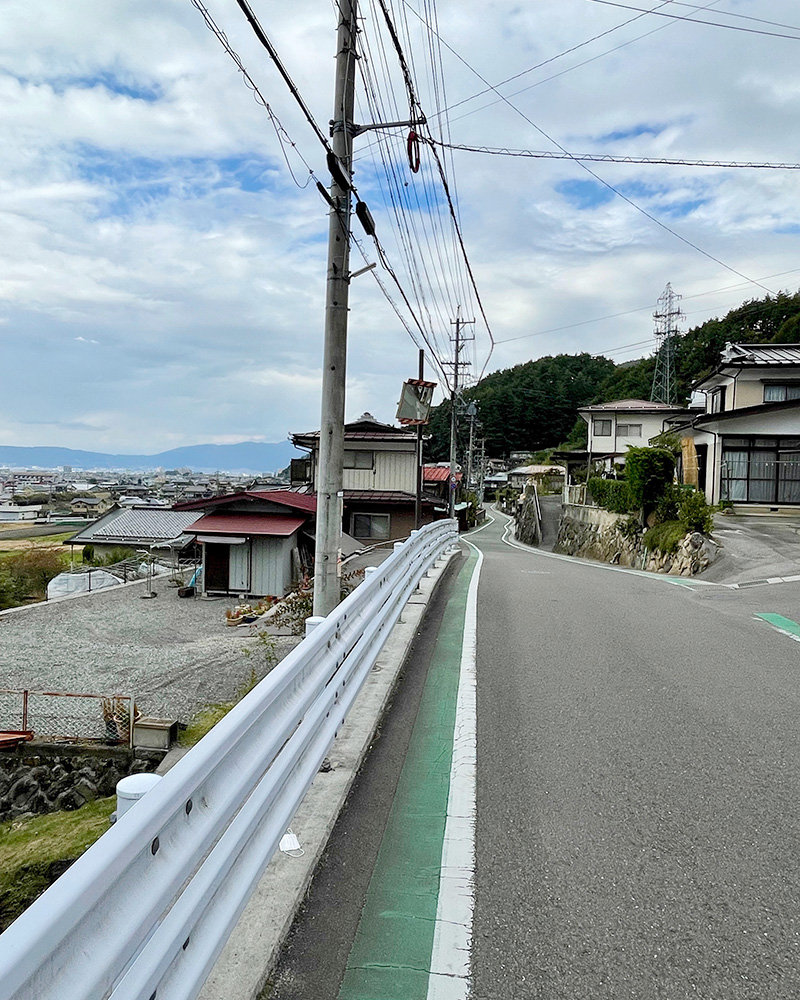 高台の道を進んでいく写真